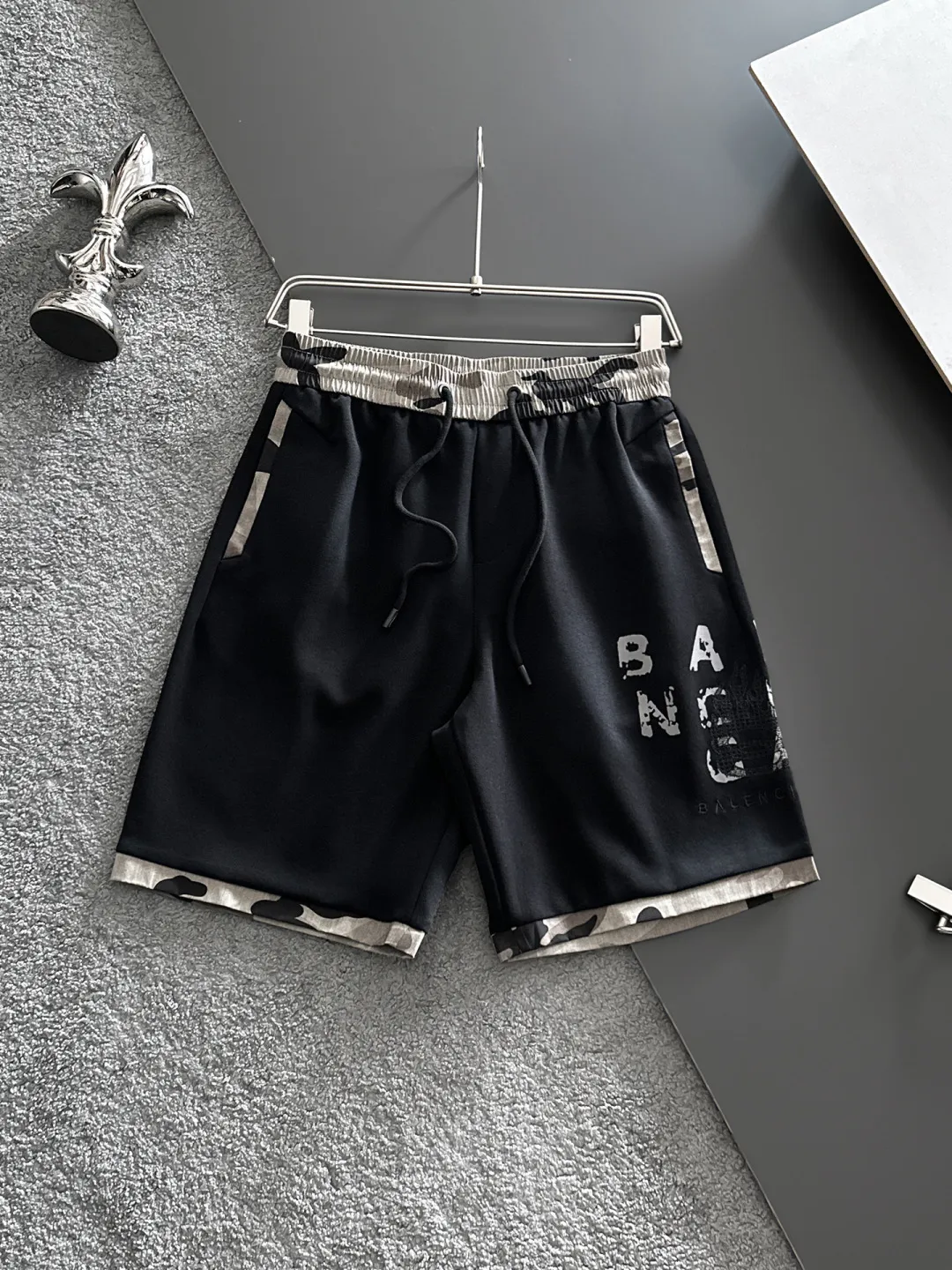 Balenciaga's three-standard complete 2026 summer New Arrival men's casual shorts, advanced custom-made Breathable fabric, Breathable fabric, extremely stretchy and comfortable, impeccable details, top-grade accessories, original logo design concept, delicate and soft feel! The upper body fit is awesome! Size: M-XXXL Please state your height and weight when ordering